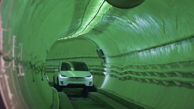 Una foto de un Tesla conduciendo a través de un túnel de Boring Company. 